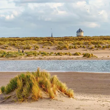 With Views Of Sailing Club 아파트